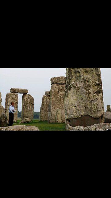 FAKE STONEHENGE FAKE PRESIDENT