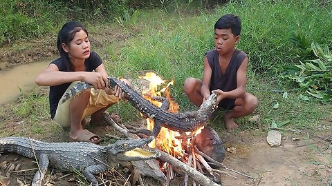 Survival skills Catch and cook Crocodile for food in jungle, Crocodile spicy grill so delicious food