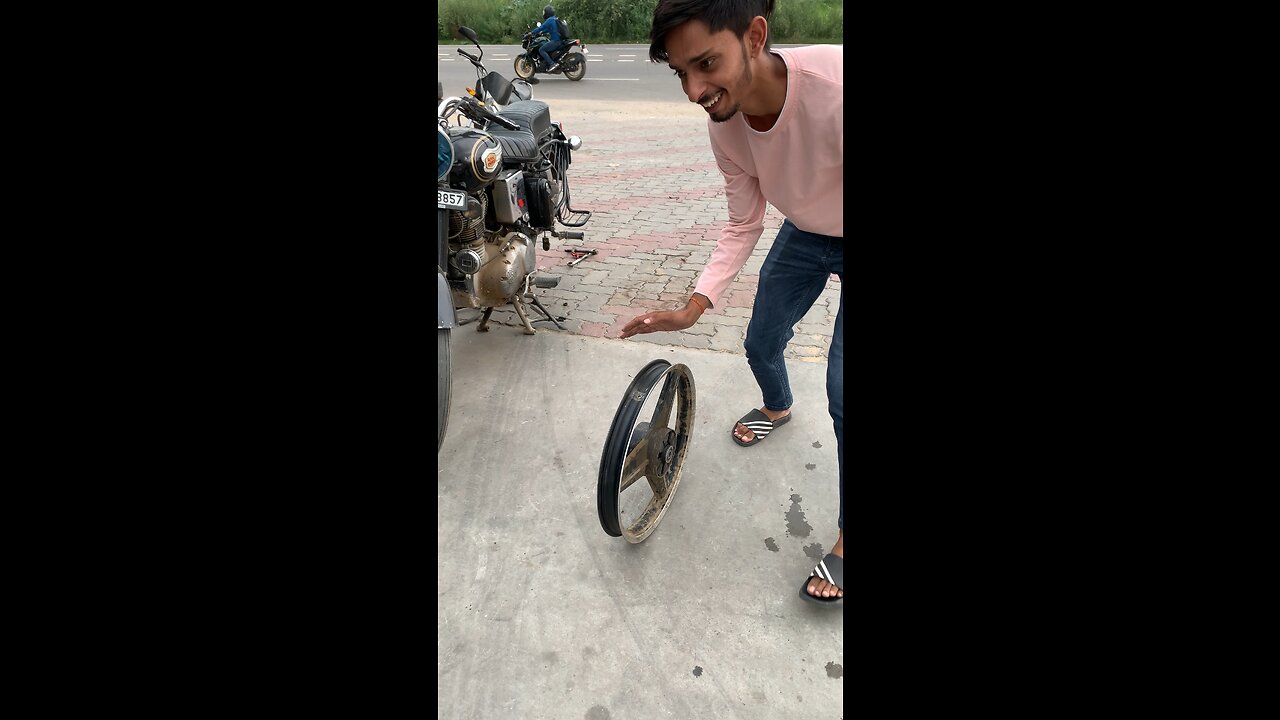 अपनी bullet bike ke rim khele 😂😂😂 bike ho gai puncher