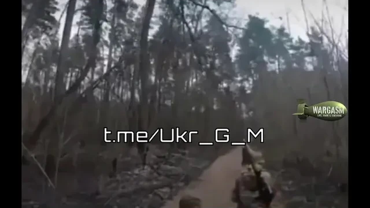 FPV: Tip-toeing Ukrainian soldiers come under fire