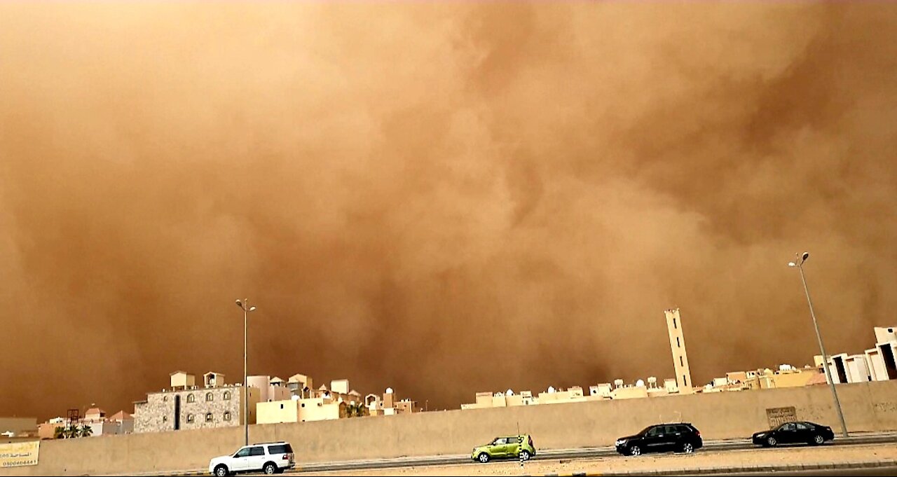 Huge sand storm in Saudi Arabia 😱