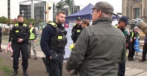 Berliner Polizei versucht Kundgebung gegen den Nazismus am 3. Oktober 2022 zu behindern