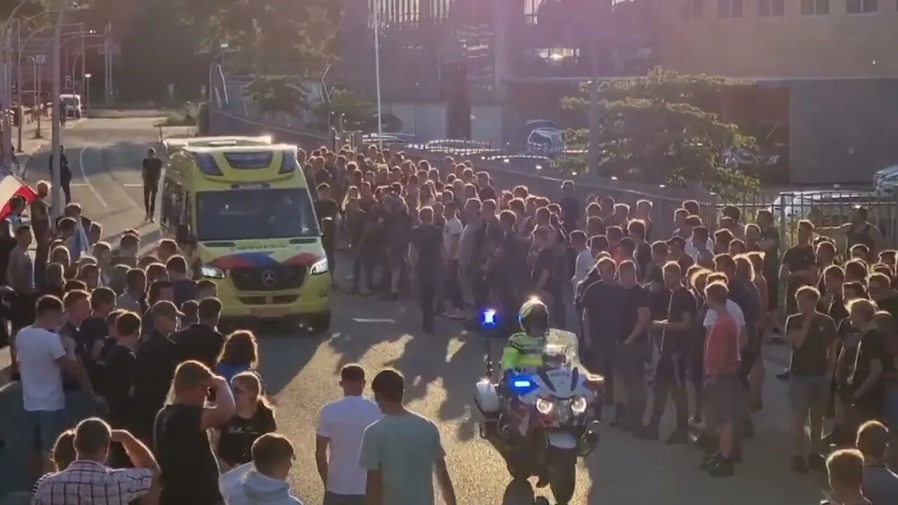 Netherlands: Farmers cleanly clear the way for a passing ambulance