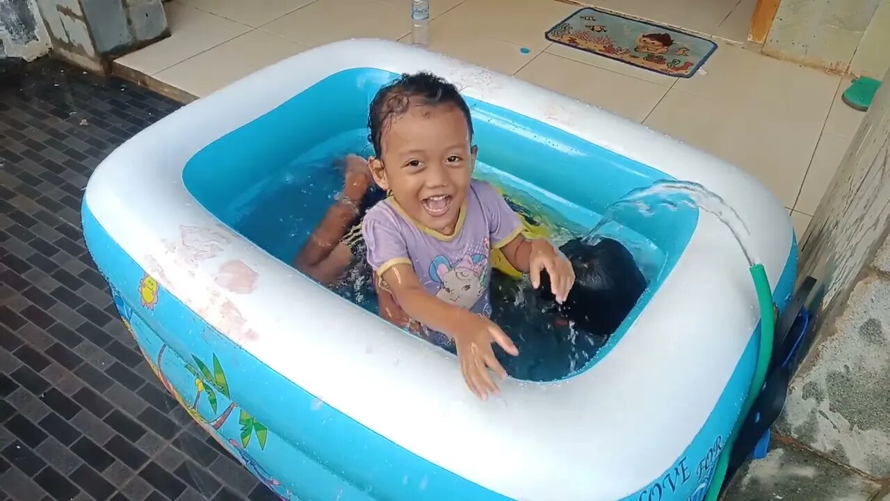 Mandi air di Kolam waktu hujan