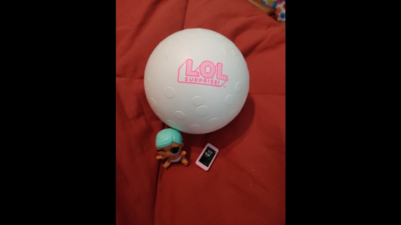 L.O.L surprise! Fashion show ball and lil sister unboxing