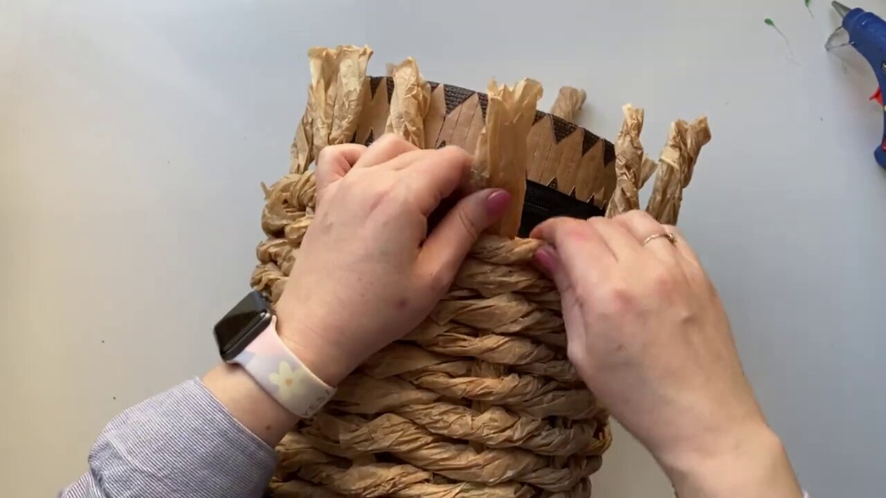 DIY Wicker basket made of cardboard and baking paper