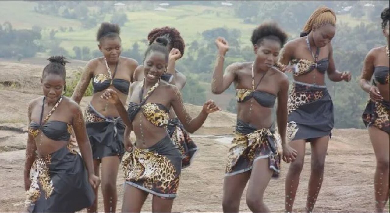 Opeta wa musungu -khabuse (its African cultural music enjoy the dance)