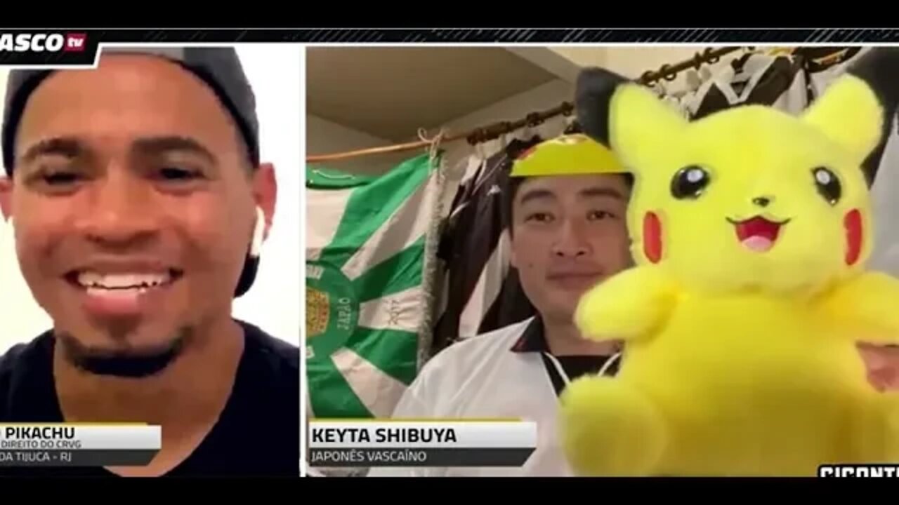 Yago Pikachu falando com japonês vascaíno com boneco e máscara do Pikachu