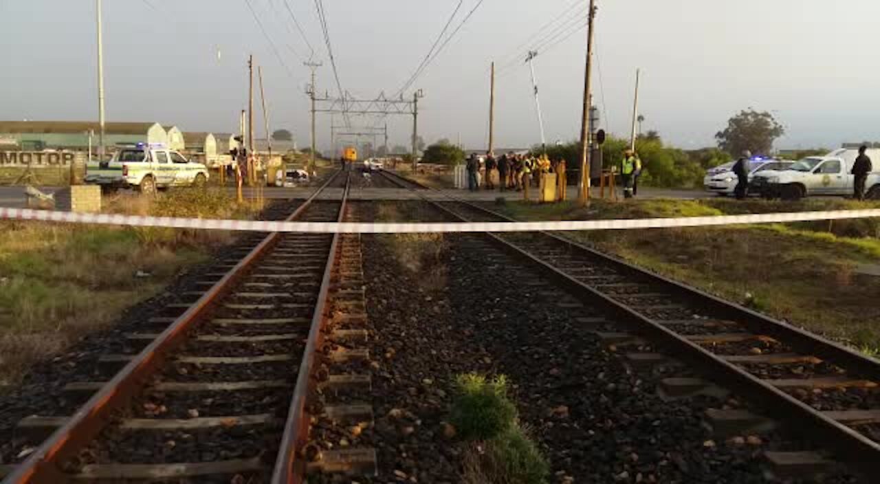 UPDATE 2 - Train collides with vehicle, killing seven in Cape Town (8Dv)