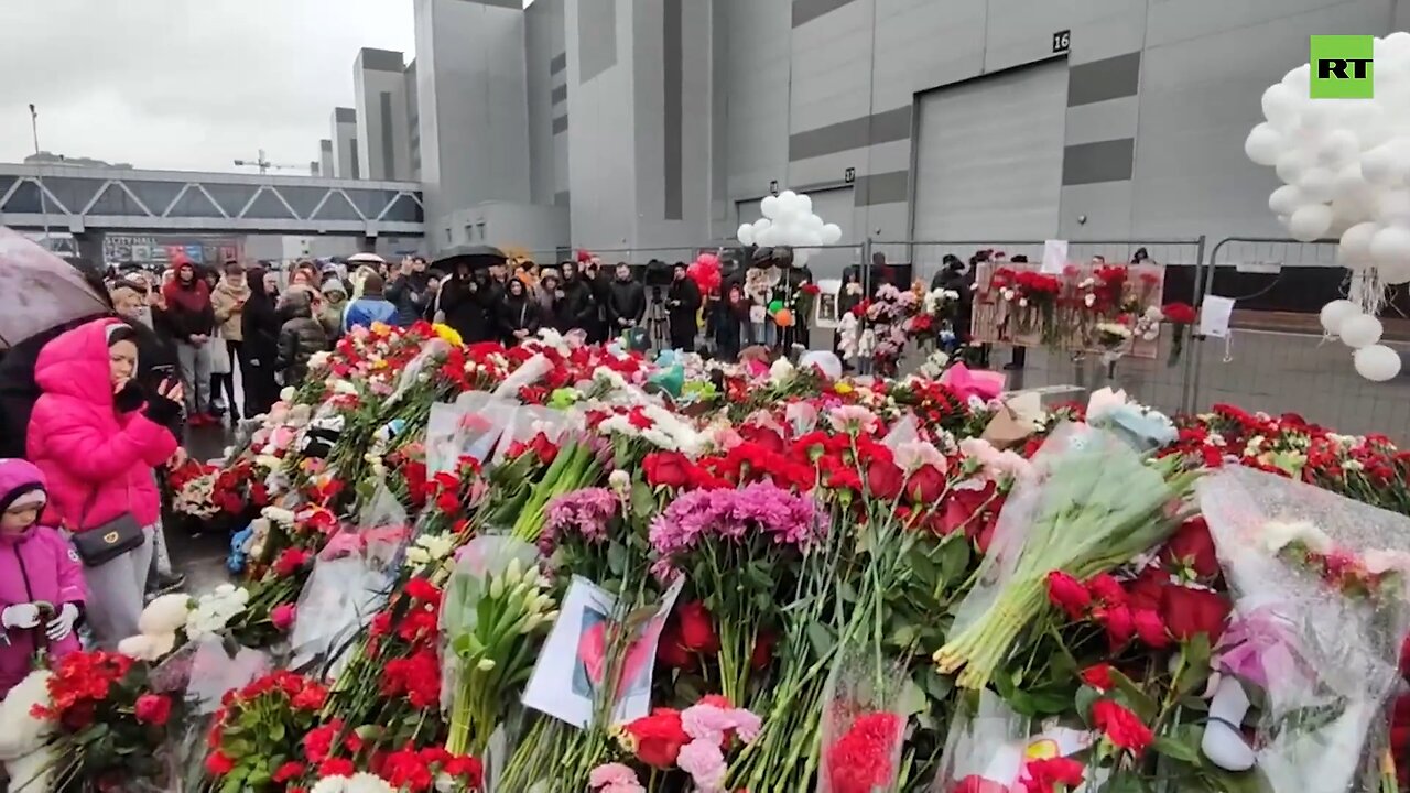 Huge Queue Lines up outside Crocus Hall to Honor Victims of Terror Attack