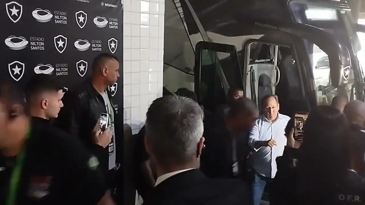 Botafogo x Flu - John Textor chegando com os jogadores no Engenhão