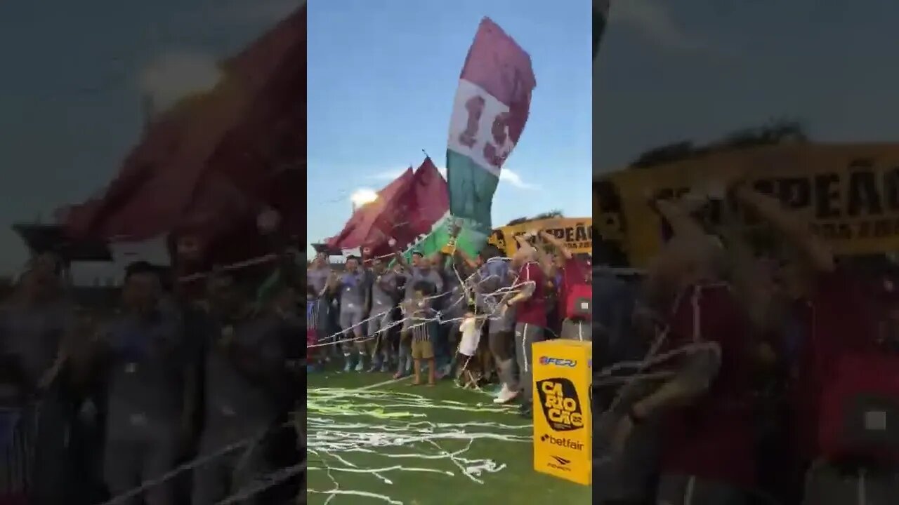 Jogadores levantando a taça Fluminense campeão da Taça Guanabara 2022