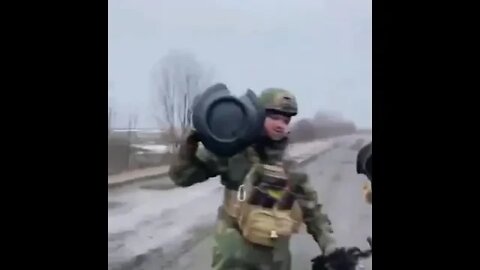 Ukraine war: Soldiers with NLAWs