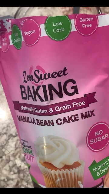 Keto Friendly Vanilla Bean Cupcakes Recipe (4 Net carb)