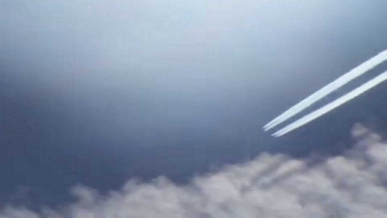 [INSANE] chemtrail plane completely disappears