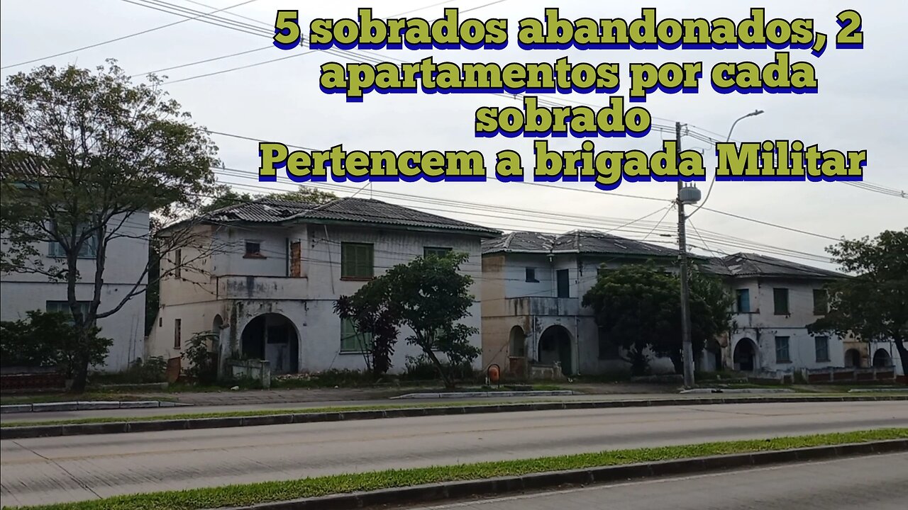 5 sobrados abandonados que pertencem a brigada militar, são 2 apartamentos por sobrado