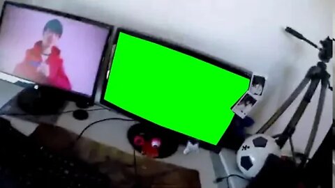 Miguel Monteiro watching green screen (SOURCE)