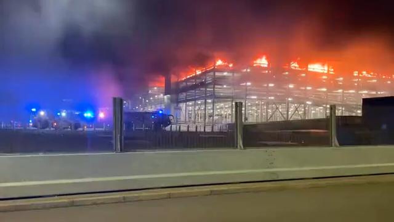 LUTON AIRPORT LONDON - MASSIVE FIRE IN THE TERMINAL CAR PARKING (LOOKS LIKE AN EV FIRE)