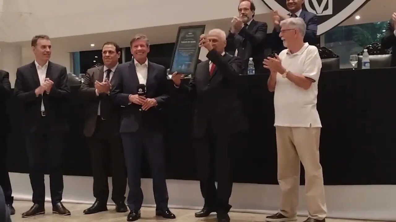 Roberto Dinamite recebendo o título de sócio benemérito do Vasco 13/04/2022