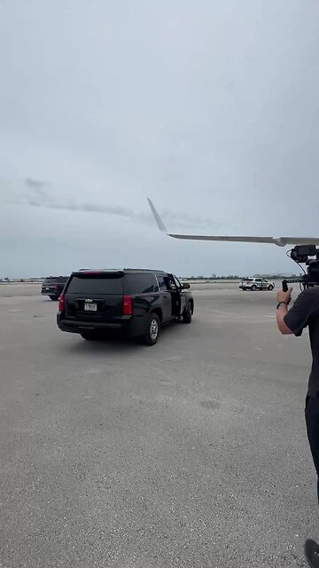 Trump War Room RT @margommartin: President @realDonaldTrump departs for Detroit, MI! 🇺🇸