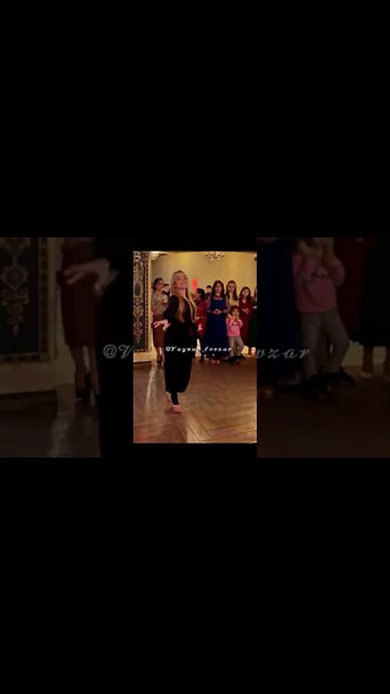 КРАСИВАЯ КЛАССНАЯ ДЕВУШКА ТАНЦУЕТ НА СВАДЬБЕ