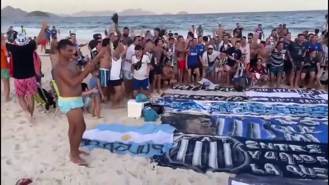 Torcedores do Talleres na praia de Copacabana a um dia do jogo contra o Flamengo