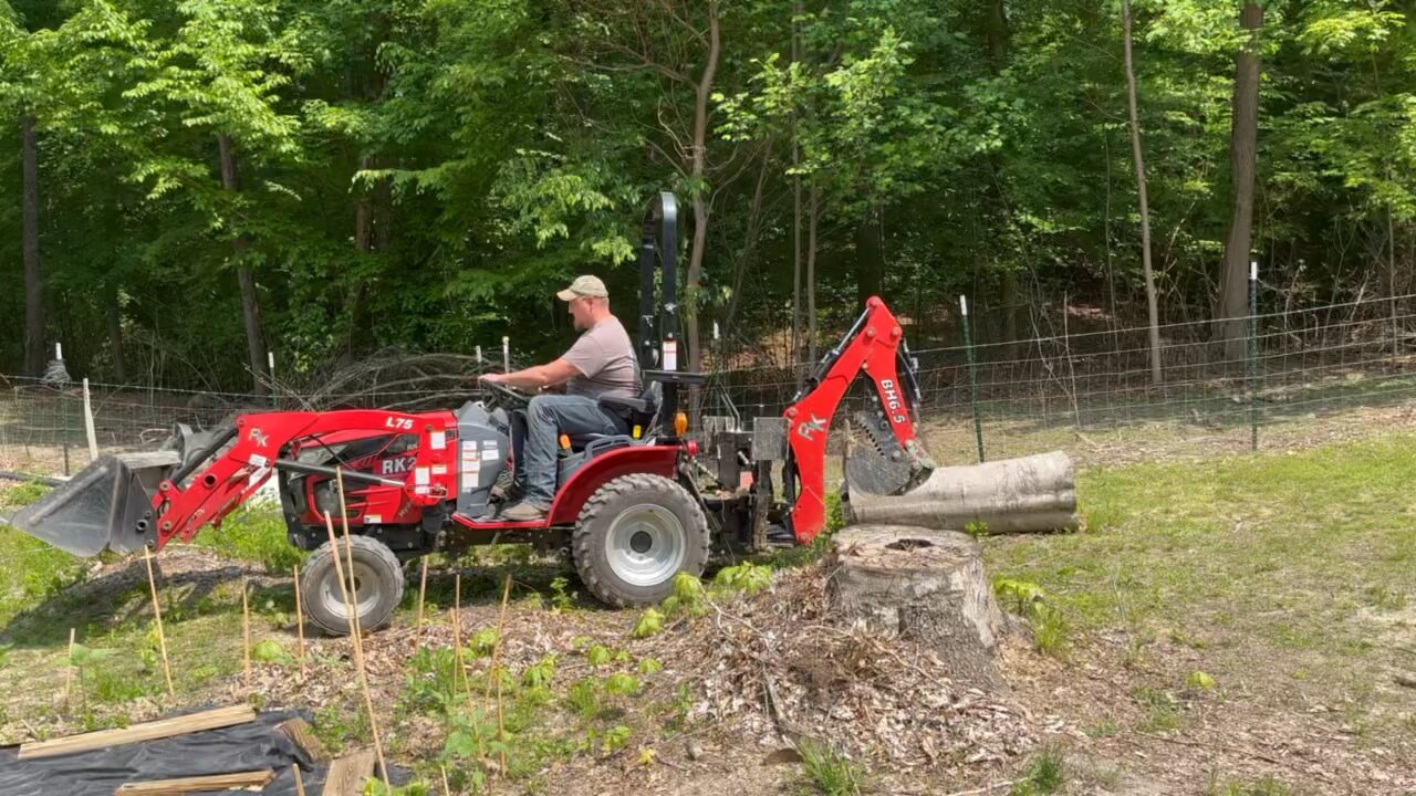 Moving Logs 🪵 Chamberlin Family Farms #tractor #logs #farming #homesteading