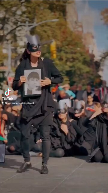 A heart-wrenching reenactment of ‪#NikaShakarami‬’s funeral in NYC. Nika was only 16.