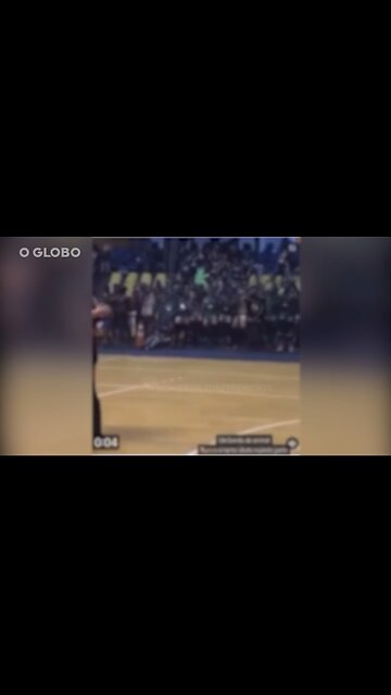 Estudantes de medicina fazem masturbação coletiva diante de jogadoras de vôlei em SP