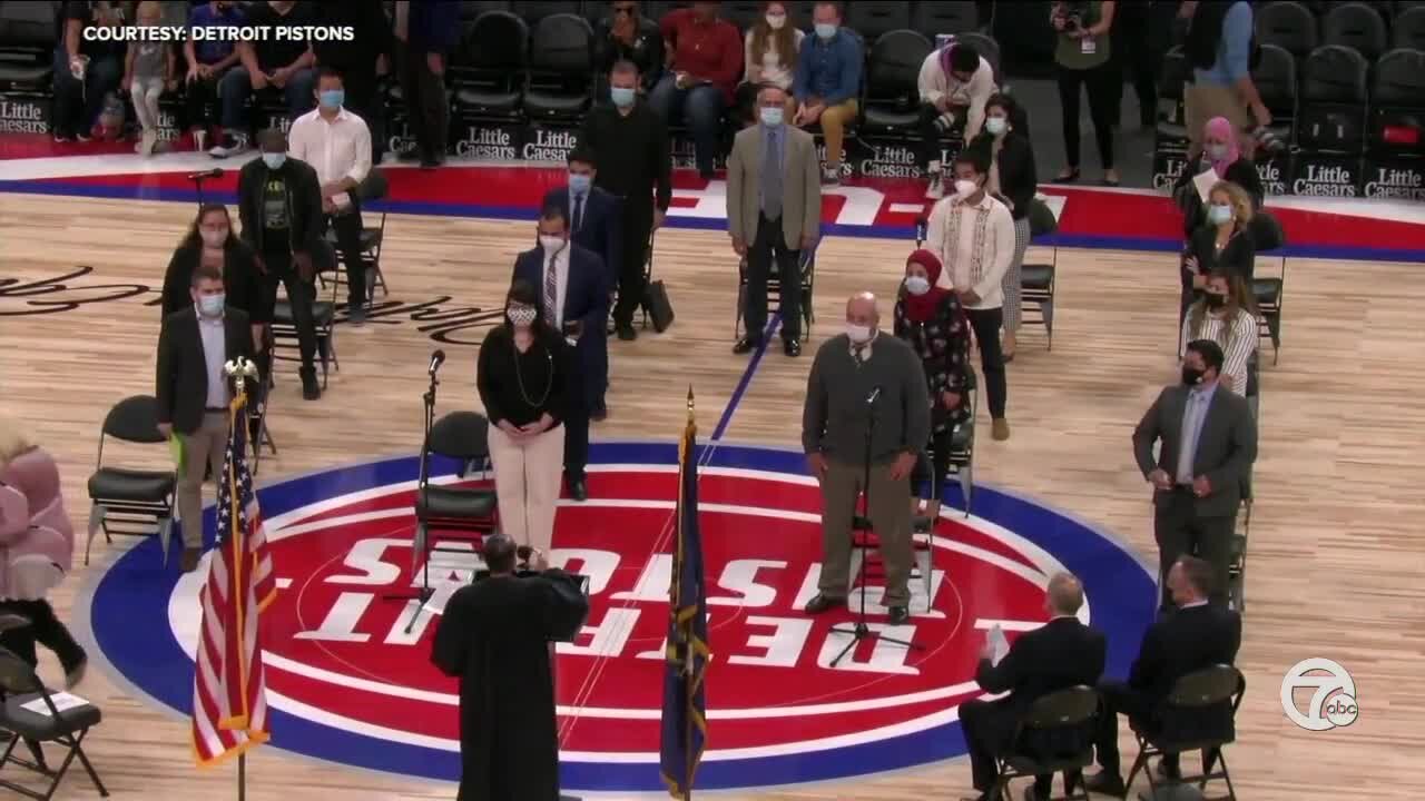 17 metro Detroiters become citizens during halftime of Pistons game