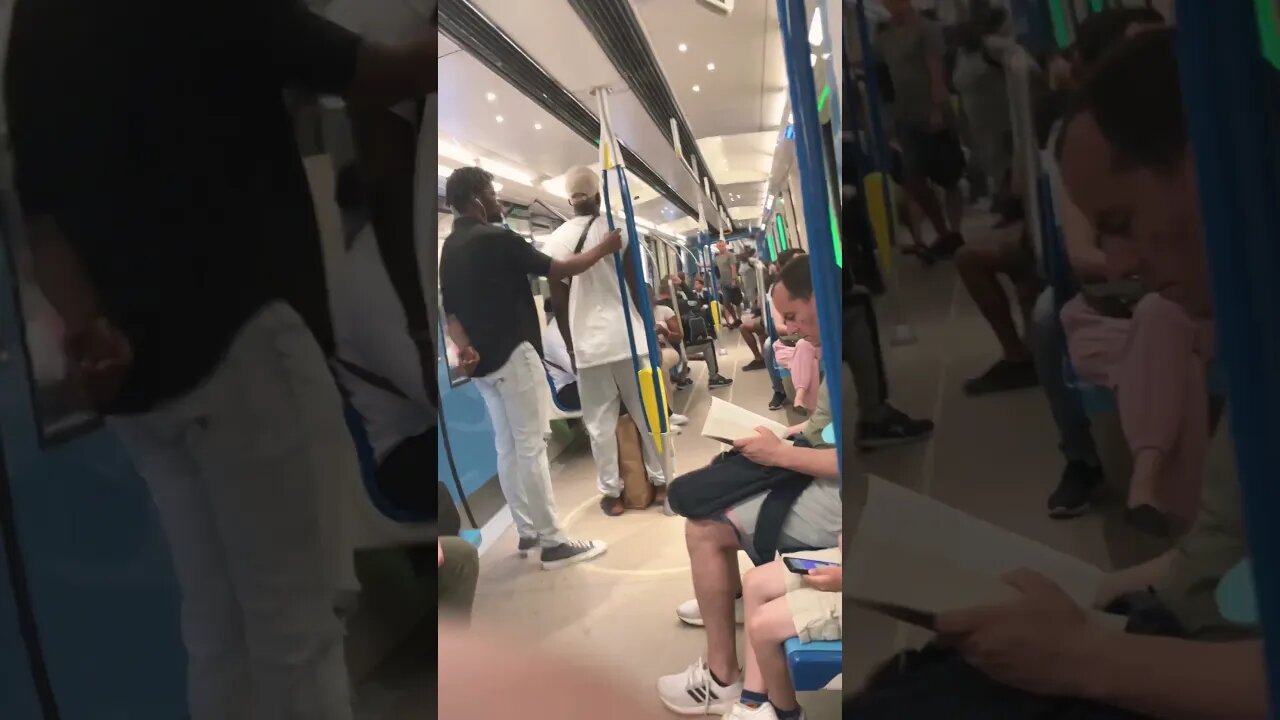 Infinity-like inside Montréal metro