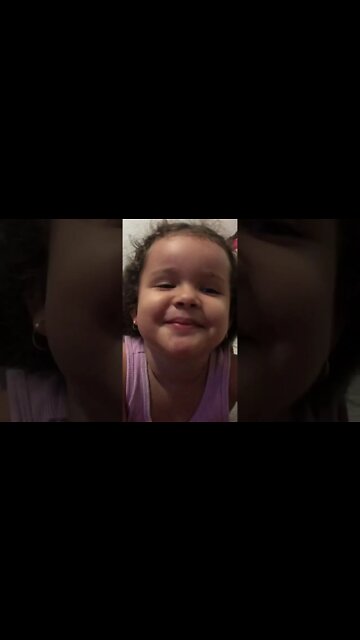 Minha filha cai na GARGALHADA muito divertido / My daughter burst into LAUGHTER fun / LINDA CRIANCA