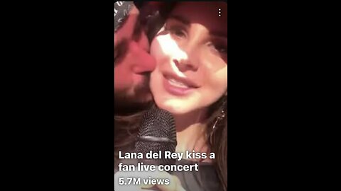 Lana del Rey kiss a fan live concert