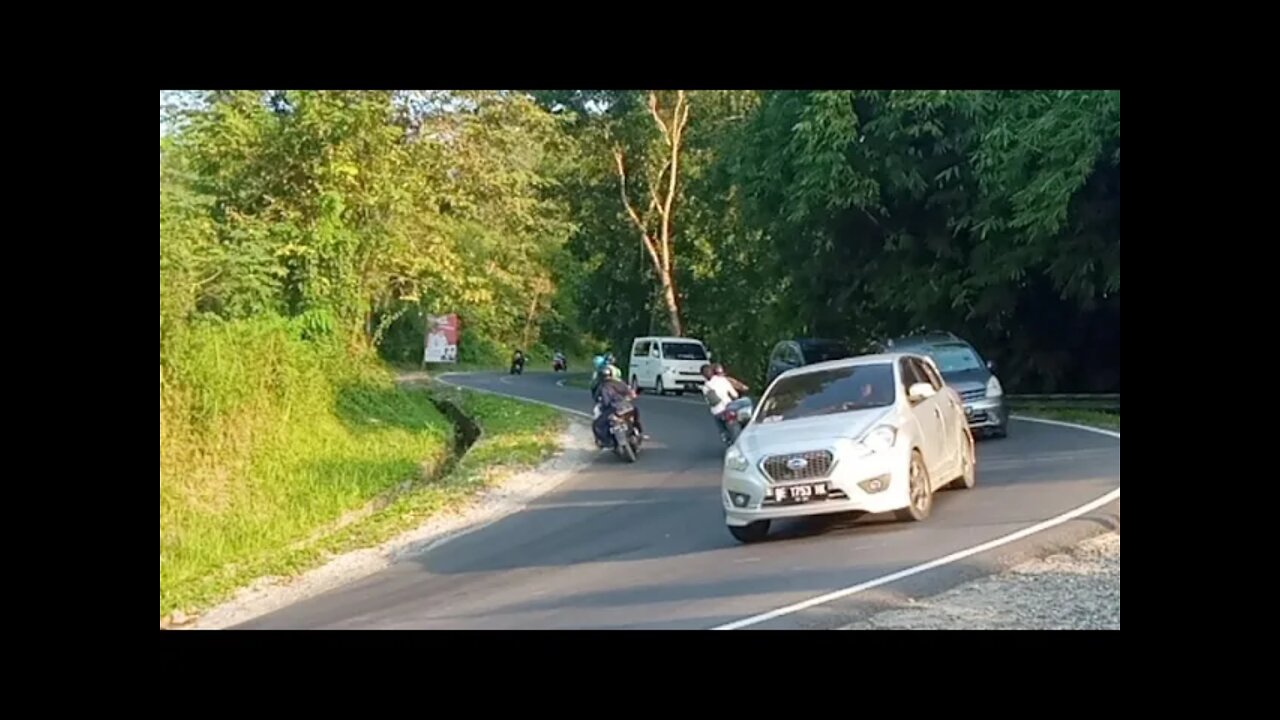 Suasana Tanjakan Tajam Ramai Sama Yang Liburan