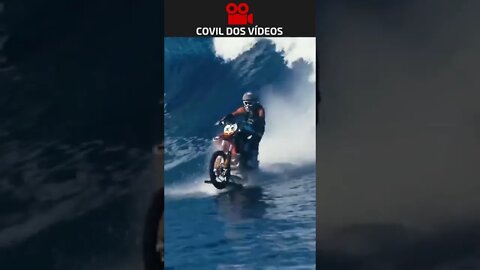 esse cara pegou ondas de moto😱😱😱