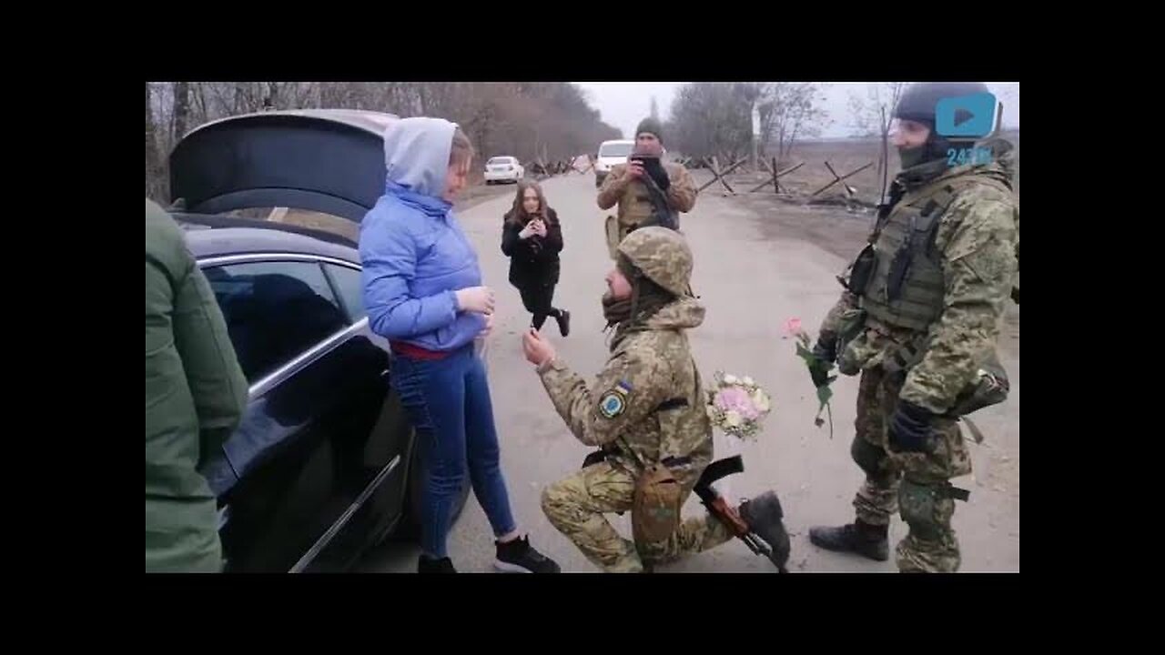 Ukrainian Soldier makes her girlfriend a marriage proposal during the „body inspection“