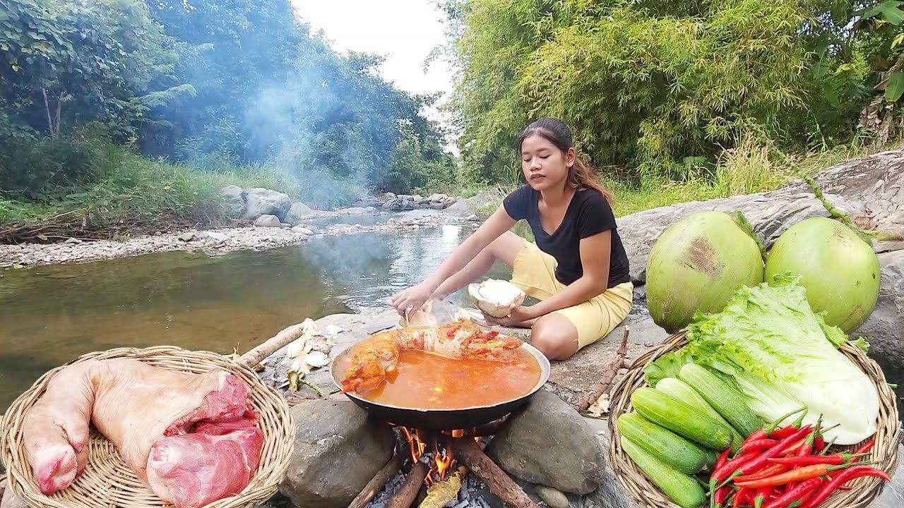 Dinner of wonderful braised pork leg and coconut water prepared alone in the jungle