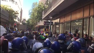 Cops hold back pro-Zuma students at #SONA2017 (DzS)