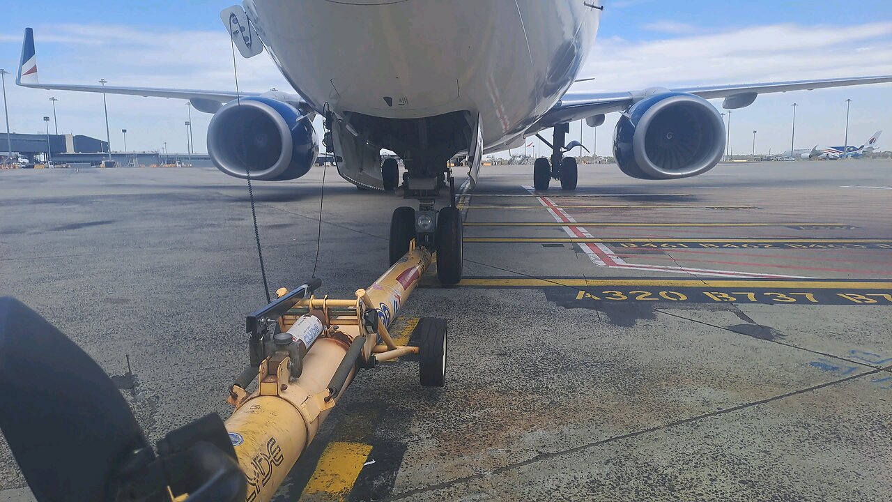 VH-RQC 737-800 Push back