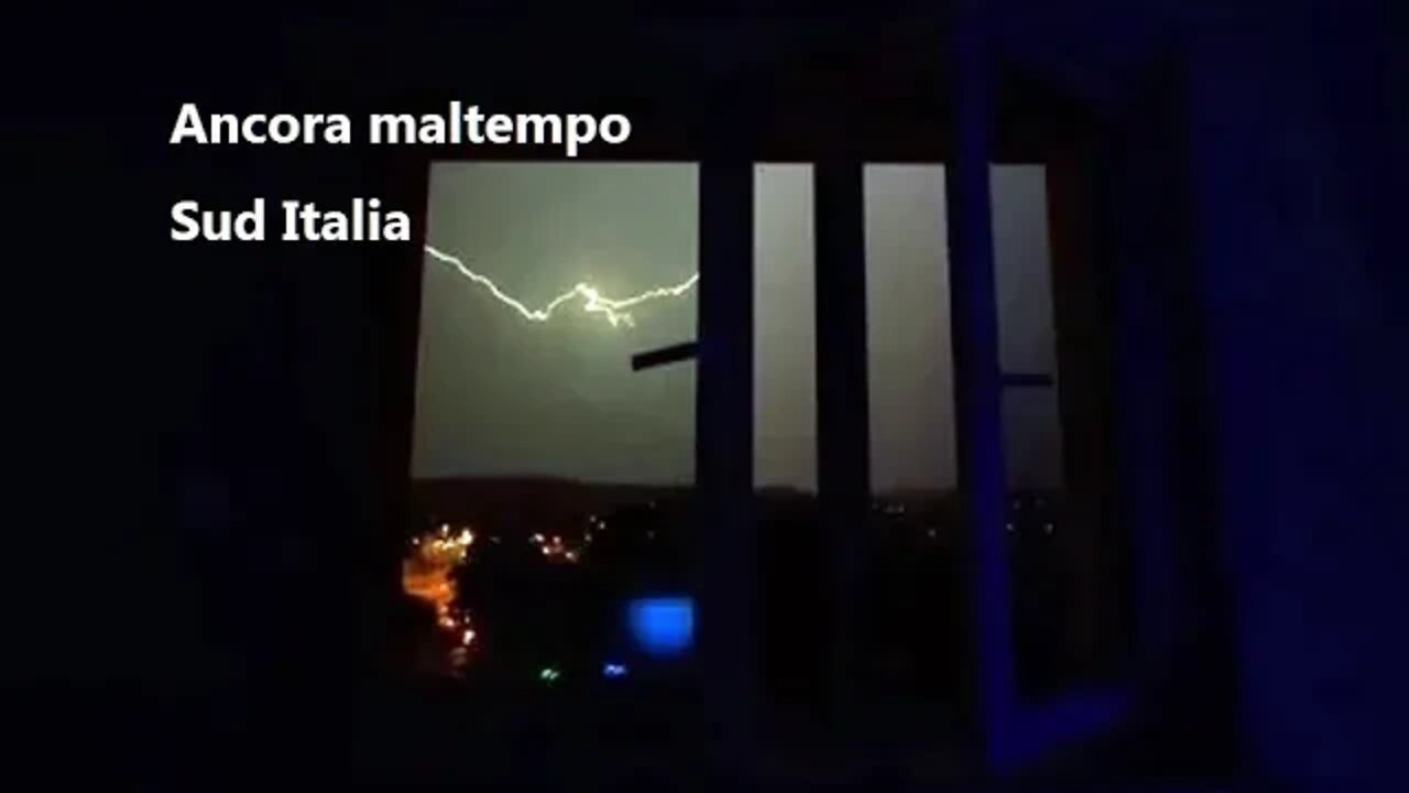 Monteforte Irpino - Thunderstorm - Fulmini e scie luminose.
