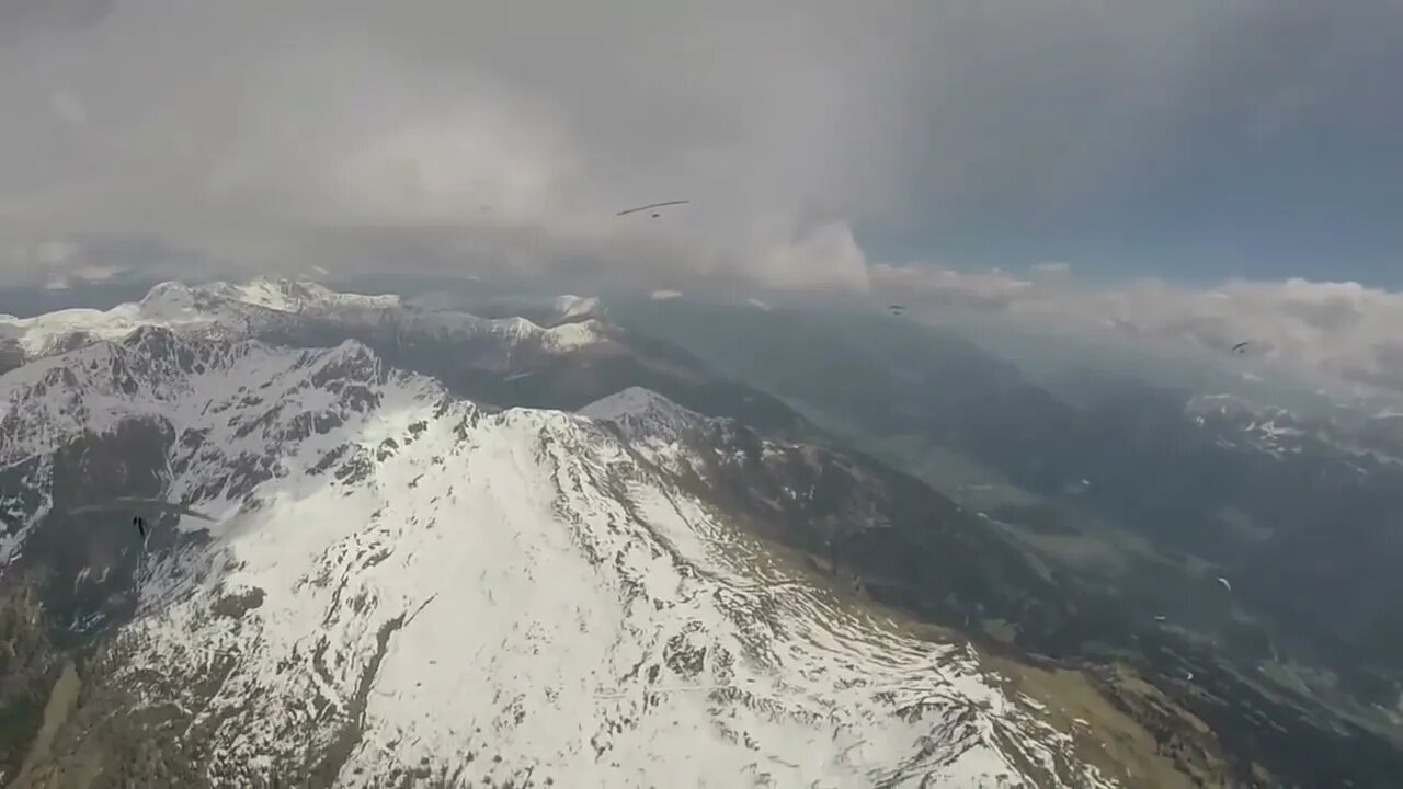 (Sport 03)/A glider circling the snowy mountains is like a fairyland