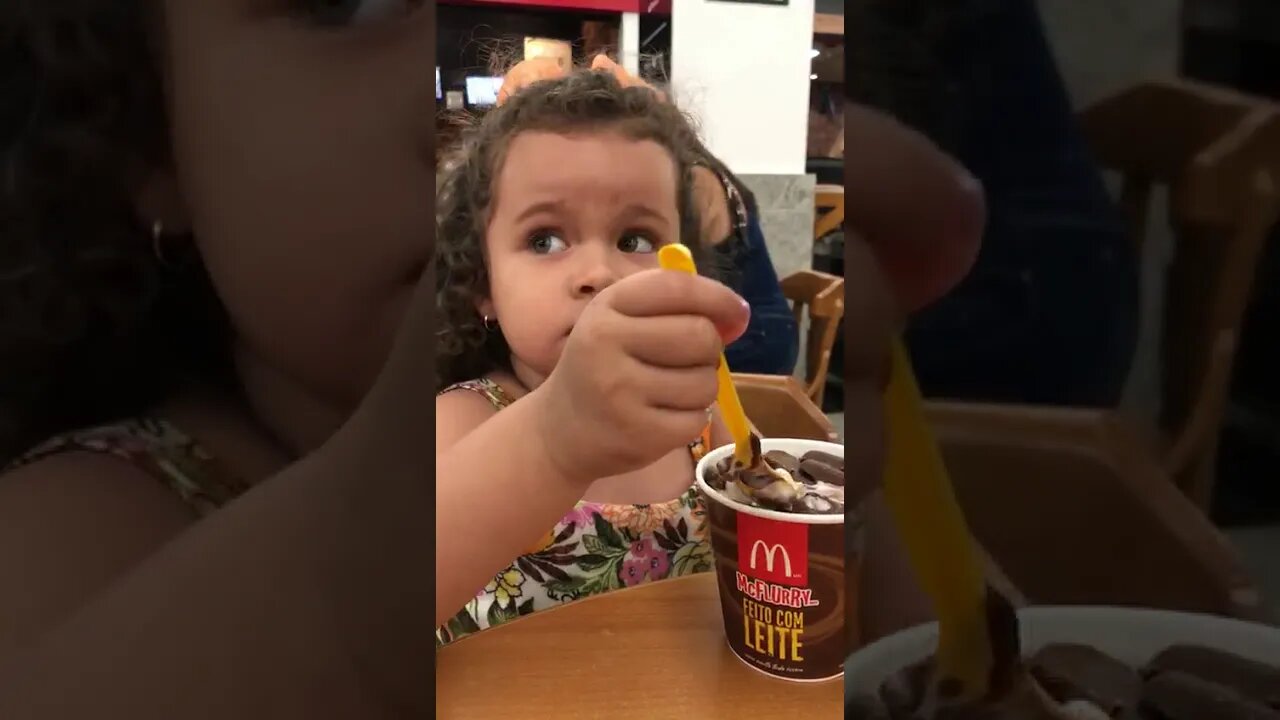 Ela ama o sorvete de chocolate do McDonalds - #shorts #linda #bebe