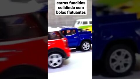 carros colidindo com bolas flutuantes #shorts #short