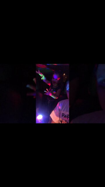 CANTANDO A MUSICA DA FROZEN DENTRO DO CARRO COM SHOW DE LUZES E TUDO MAIS MUITO LINDA ESSA MEMEL TOP