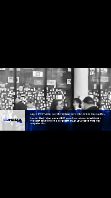 Lidé v UK vyvěšují nálepky poškozených vakcínou na budovu BBC