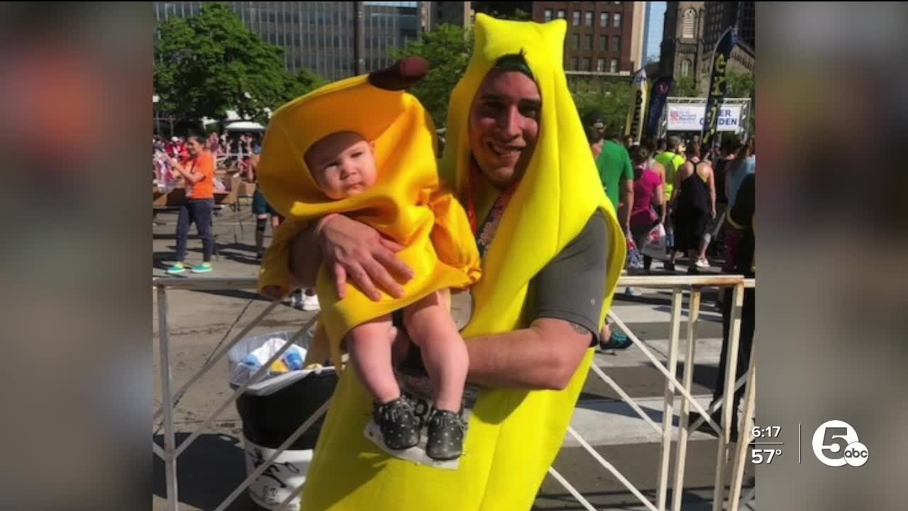 Peeling out: Cleveland jogger spreads joy in banana costume