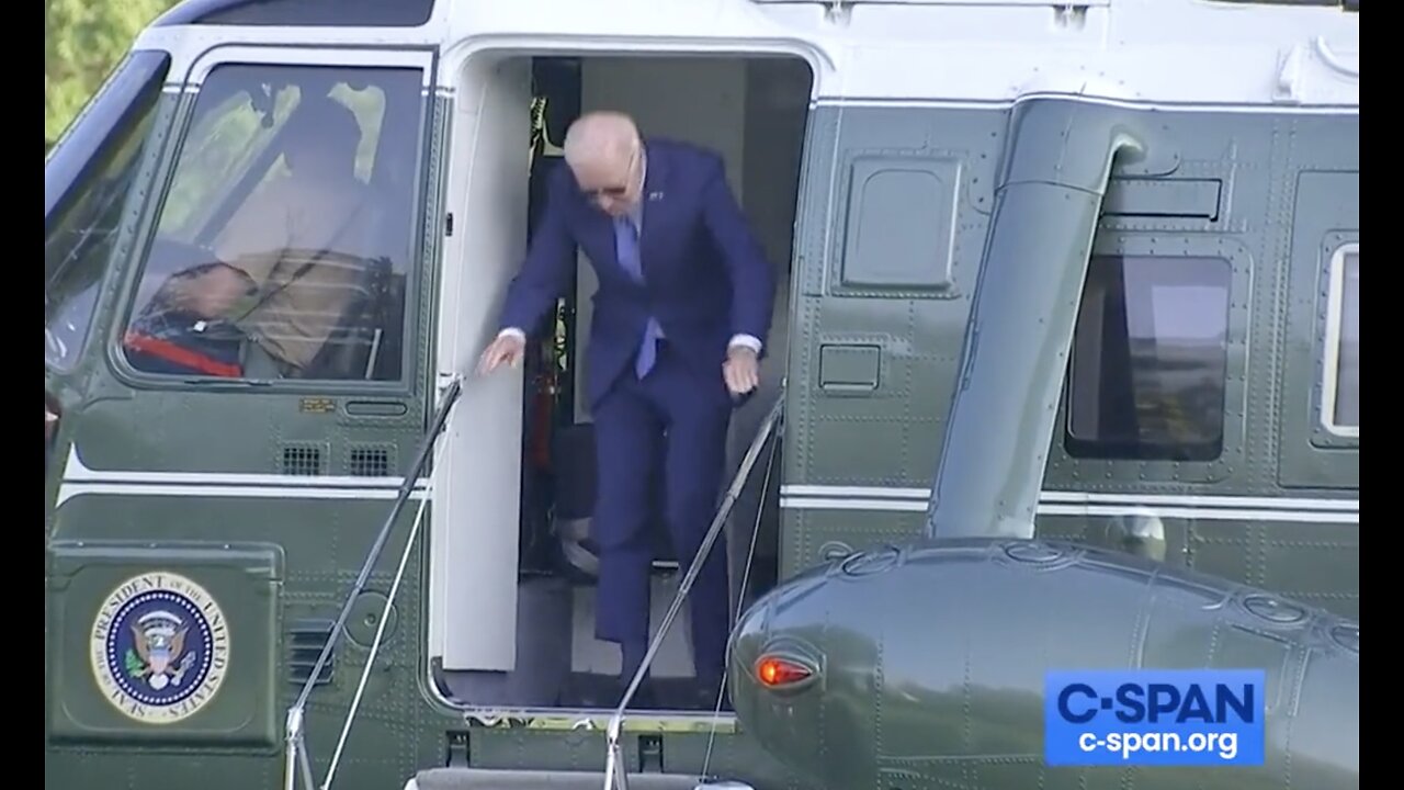 After brutal fall, Biden BANGS head hard on Marine One... Sad!