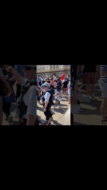 police warn tourist's about pick pockets #buckinghampalace