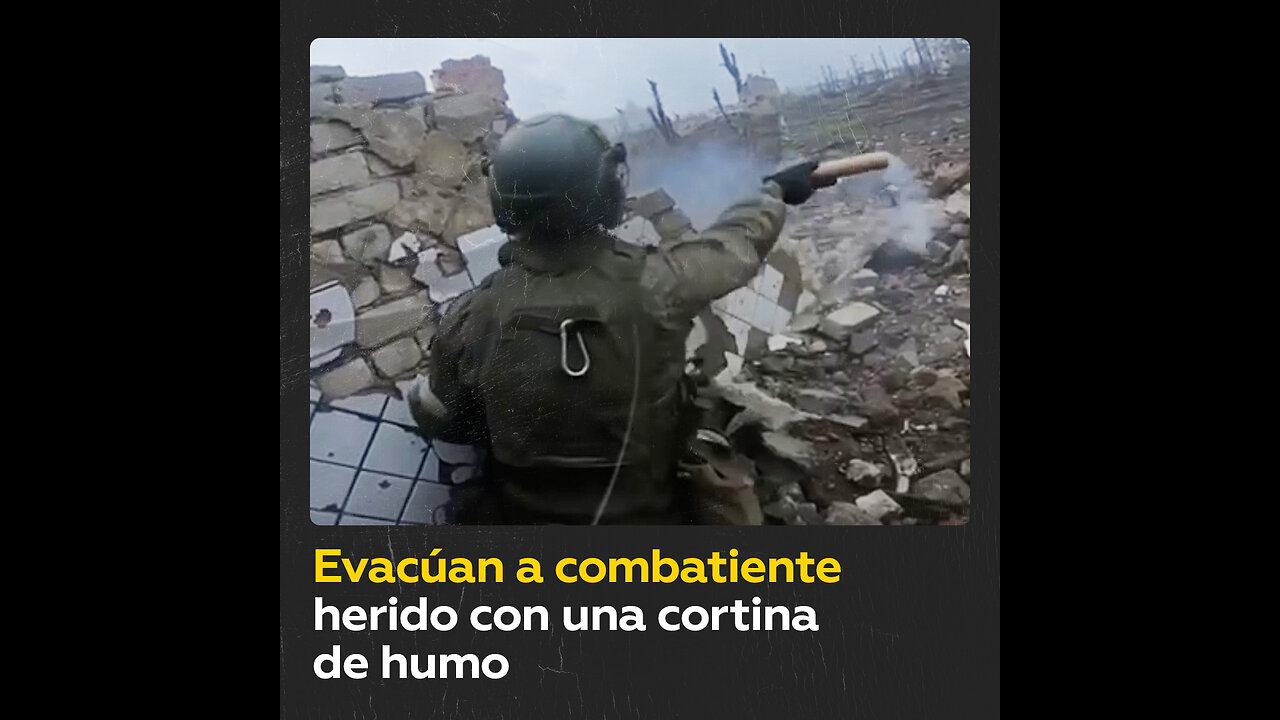 Militares rusos emplean cortina de humo para evacuar a un soldado herido