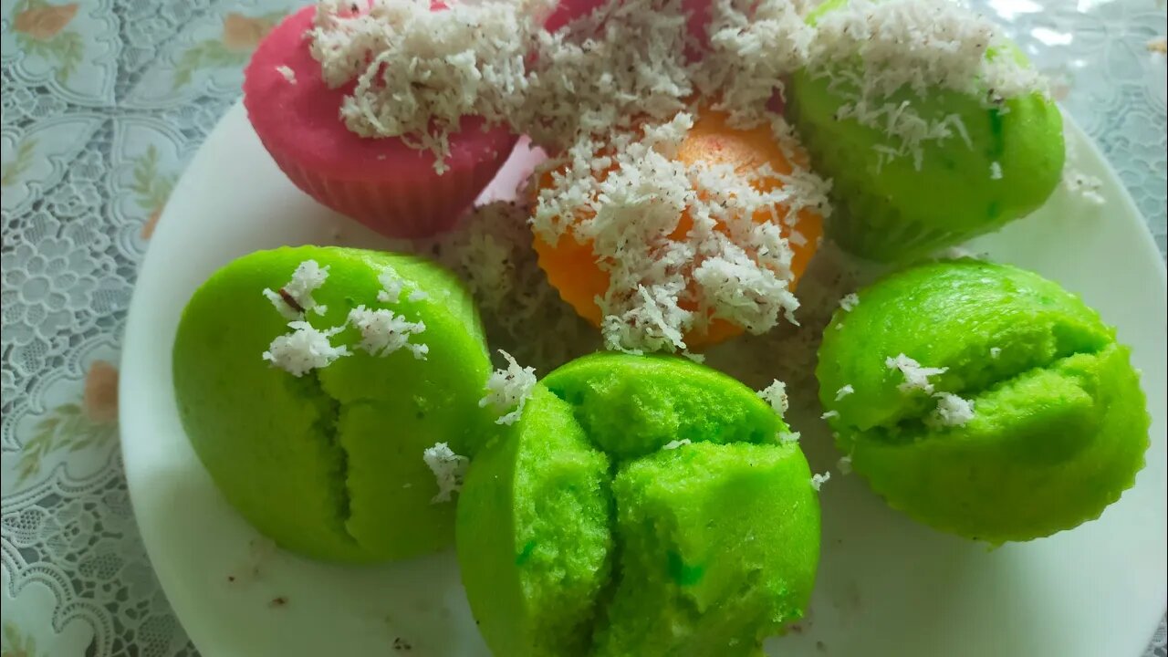 Apam nasi merekah tersenyum manis